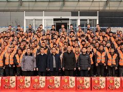 情系農(nóng)民工 蛇年送祝?！A兆控股為優(yōu)秀農(nóng)民工發(fā)放春節(jié)禮品